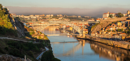  Vistas de Oporto en Portugal amaneciendo un día de verano. Vistas de la ciudad, sus puentes mas famosos y su preciosa ciudad. © Joaquim