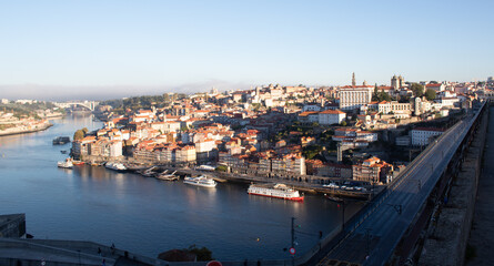 Obraz premium Vistas de Oporto en Portugal amaneciendo un día de verano. Vistas de la ciudad, sus puentes mas famosos y su preciosa ciudad.