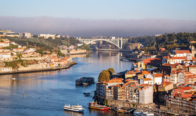 Vistas de Oporto en Portugal amaneciendo un día de verano. Vistas de la ciudad y sus puentes más...