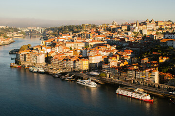  Vistas de Oporto en Portugal amaneciendo un día de verano. Vistas de la ciudad, sus puentes mas famosos y su preciosa ciudad.