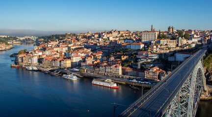  Vistas de Oporto en Portugal amaneciendo un día de verano. Vistas de la ciudad, sus puentes mas famosos y su preciosa ciudad. © Joaquim