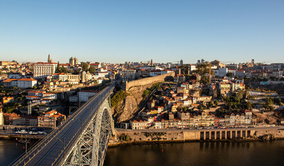 Fototapeta na wymiar Vistas de Oporto en Portugal amaneciendo un día de verano. Vistas de la ciudad y sus puentes más famosos.