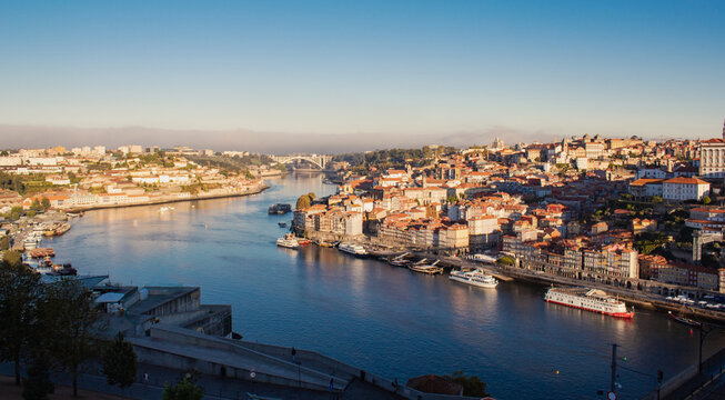  Vistas de Oporto en Portugal amaneciendo un d&iacute;a de verano. Vistas de la ciudad, sus puentes mas famosos y su preciosa ciudad.