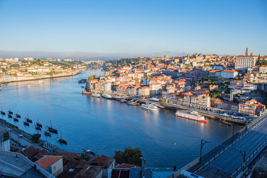 Vistas de Oporto en Portugal amaneciendo un d&iacute;a de verano. Vistas de la ciudad y sus puentes m&aacute;s famosos.
