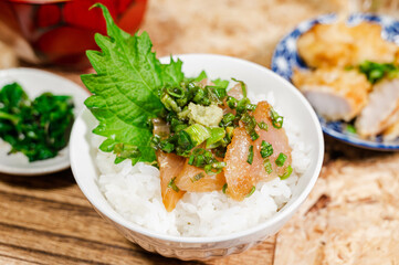 ビンチョウマグロの漬け丼