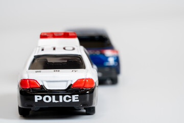 不審車両を追跡するパトカー © Haru Works