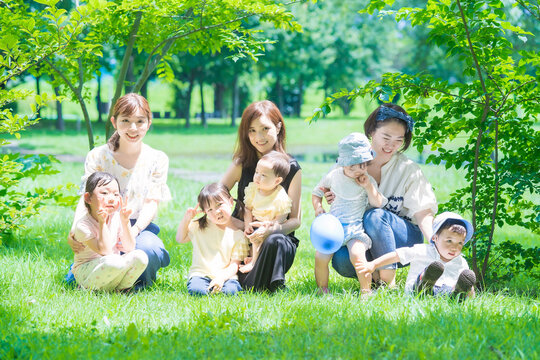公園で遊ぶ家族たちの集合写真 