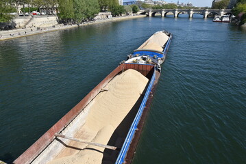 Transport du sable sur la Seine à Paris. France