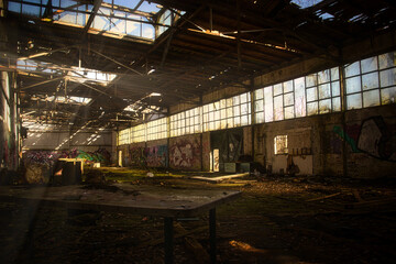 Alte Halle - Beatiful Decay - Abandoned - Verlassener Ort - Urbex / Urbexing - Lost Place - Artwork - Creepy - High quality photo	 - obrazy, fototapety, plakaty