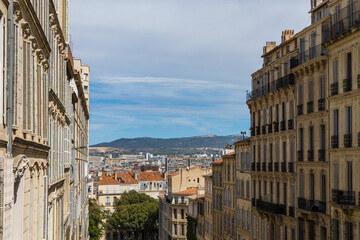 Fototapeta na wymiar Vue sur Marseille depuis les hauteurs du Boulevard André Aune, sur la montée vers la Basilique Notre-Dame de la Garde