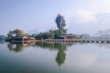 Myanmar, Hpa An - le monastère de Kyauk Kalap et sa pagode perchée sur un pic calcaire posé sur le lac..