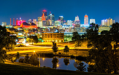 Kansas City skyline by night, viewed from Penn Valley Park. Kansas City is the largest city in Missouri. - obrazy, fototapety, plakaty