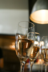 Champagne, servir copas, champaña.