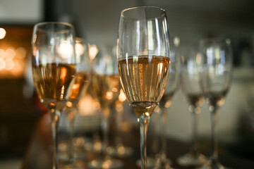 Champagne, servir copas, champaña.