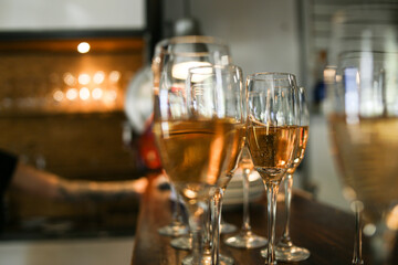 Champagne, servir copas, champaña.
