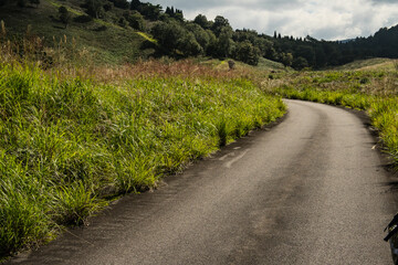 すすき高原を走る道路と青い空と白い雲