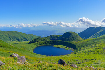 鳥海山登山　7合目御浜の鳥海湖　山岳信仰の地秋田富士