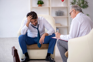 Obraz premium Young businessman employee visiting psychologist