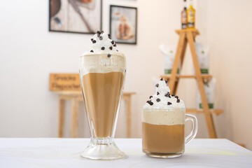 Frapuchinos de diferentes tamaños en tazas de cristal