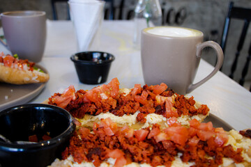 Molletes con chorizo y queso y te de fondo