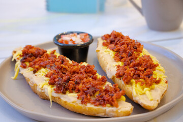 Molletes con queso y chorizo