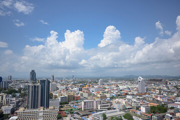 Fototapeta na wymiar タイの観光地、パタヤの街並みと青空
