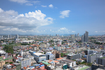 タイの観光地、パタヤの街並みと青空。ビルの屋上から