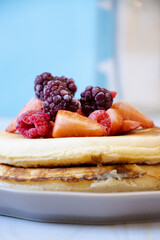 Close-up de hot cakes con frutas frescas