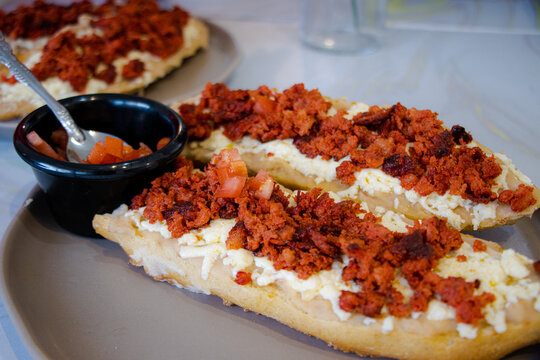 Close up de molletes con chorizo reci&eacute;n hechos