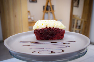 Pastel red velvet con crema en el tope