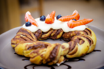 Trenza alemana con fresas y moras azulez