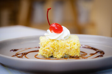 Pastel de vainilla con crema chantilly y cereza