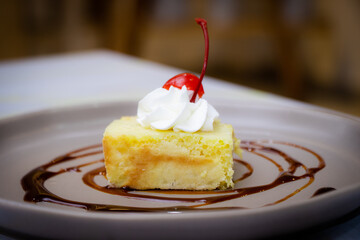 Pastel de vainilla con crema y cereza