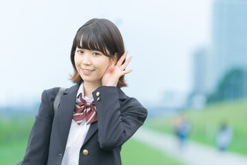 笑顔で通学する女子高生