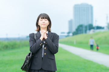 お祈りをする女子高生