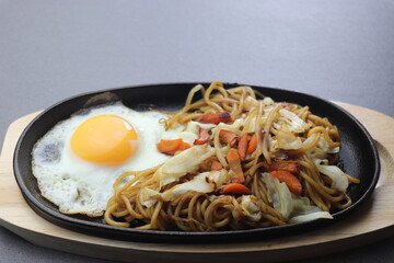 ステーキ皿で焼く焼きそば 俯瞰