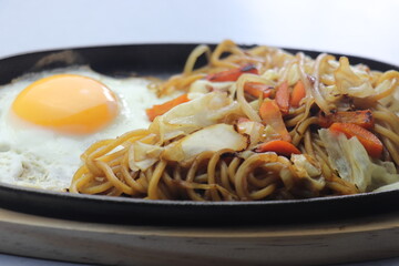 ステーキ皿で焼く焼きそば