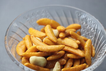 透明な皿に盛られた柿の種