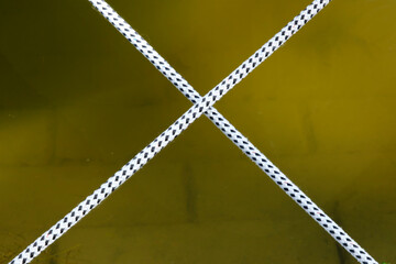 Zwei Schiffstaue bilden ein Kreuz