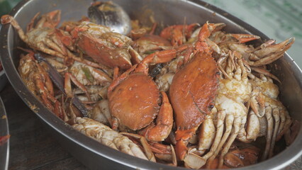 Fried crabs with sauce on the bake