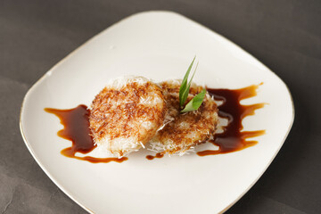 Songkolo Palopo is food made from sticky rice with brown sugar sauce. The savory and sweet taste makes many people like this food.