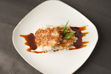 Songkolo Palopo is food made from sticky rice with brown sugar sauce. The savory and sweet taste makes many people like this food.