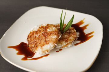 Songkolo Palopo is food made from sticky rice with brown sugar sauce. The savory and sweet taste makes many people like this food.