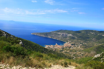 Fototapeta na wymiar View from the top of the Hum mountain on the town of Komiza in Croatia