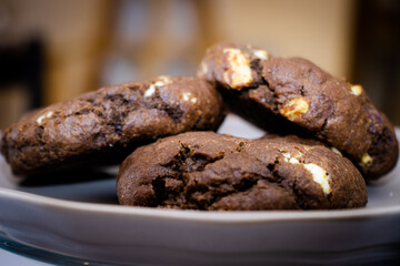 Close up a galletas de chocolate con chocolate blanco