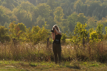 Pani fotograf na łonie natury.