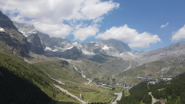 Drone Lago Blu Cervinia in estate, Valle d'Aosta, Italia Alpi Italiane