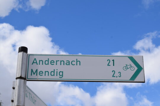 Radweg Schild nach Andernach und Mendig