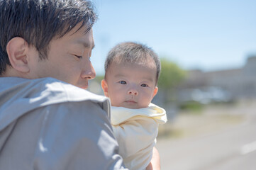 赤ちゃんを抱っこ