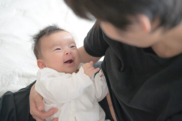 赤ちゃんを抱っこ